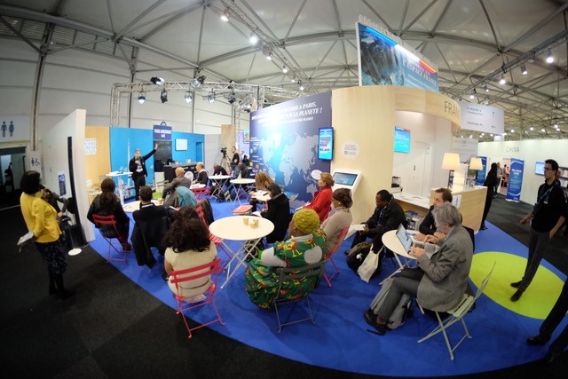 Au pavillon français, le slogan du stand : let’s make our planet great again